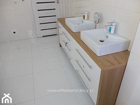 Aranżacje wnętrz - Domy: Realizacja z domu 122 m2 - Domy, styl skandynawski - white interior design. Przeglądaj, dodawaj i zapisuj najlepsze zdjęcia, pomysły i inspiracje designerskie. W bazie mamy już prawie milion fotografii!