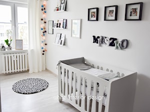 pokój niemowlęcy - Średni szary pokój dziecka dla niemowlaka dla chłopca - zdjęcie od white interior design