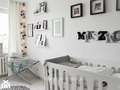 Aranżacje wnętrz - Pokój dziecka: pokój niemowlęcy - Pokój dziecka - white interior design. Przeglądaj, dodawaj i zapisuj najlepsze zdjęcia, pomysły i inspiracje designerskie. W bazie mamy już prawie milion fotografii!