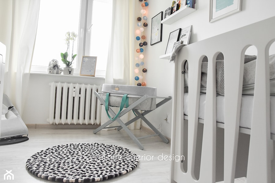 pokój niemowlęcy - Średni biały pokój dziecka dla niemowlaka dla chłopca dla dziewczynki - zdjęcie od white interior design