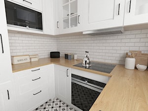 Dom w zabudowie szeregowej - Mała zamknięta biała z zabudowaną lodówką kuchnia w kształcie litery u, styl prowansalski - zdjęcie od white interior design