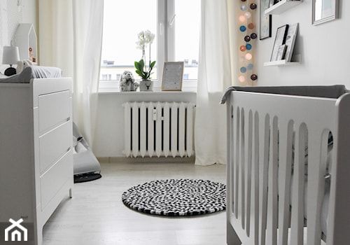 pokój niemowlęcy - Mały biały pokój dziecka dla niemowlaka dla chłopca dla dziewczynki - zdjęcie od white interior design