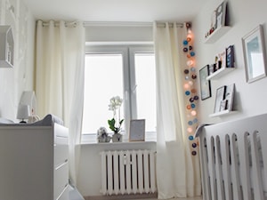 pokój niemowlęcy - Średni biały pokój dziecka dla niemowlaka dla chłopca dla dziewczynki - zdjęcie od white interior design