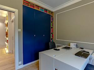 Kolorowa realizacja mieszkania. - Średnie szare biuro, styl nowoczesny - zdjęcie od MKdezere