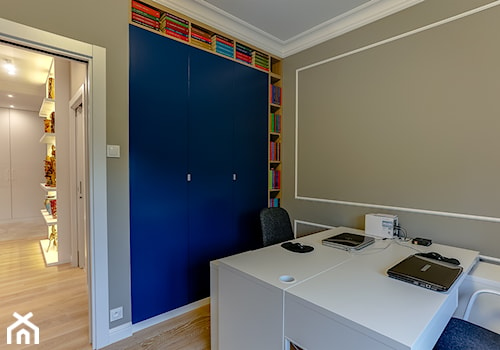 Kolorowa realizacja mieszkania. - Średnie szare biuro, styl nowoczesny - zdjęcie od MKdezere