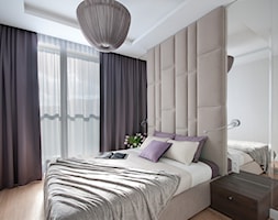 Projekt mieszkania w centrum Warszawy. - Średnia beżowa biała z panelami tapicerowanymi sypialnia, ... - zdjęcie od MKdezere - Homebook