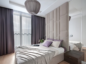 Projekt mieszkania w centrum Warszawy. - Średnia beżowa biała z panelami tapicerowanymi sypialnia, styl glamour - zdjęcie od MKdezere