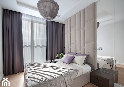 Projekt mieszkania w centrum Warszawy. - Średnia beżowa biała z panelami tapicerowanymi sypialnia, styl glamour - zdjęcie od MKdezere