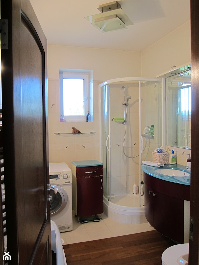 Metamorfoza mieszkania. - Mała z pralką / suszarką z punktowym oświetleniem łazienka z oknem - zdjęcie od MKdezere - Homebook