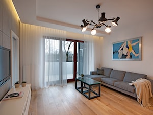 Projekt mieszkania w bloku. - Średni beżowy salon z tarasem / balkonem, styl nowoczesny - zdjęcie od MKdezere