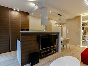 Kolorowa realizacja mieszkania. - Średni salon z kuchnią z jadalnią, styl nowoczesny - zdjęcie od MKdezere