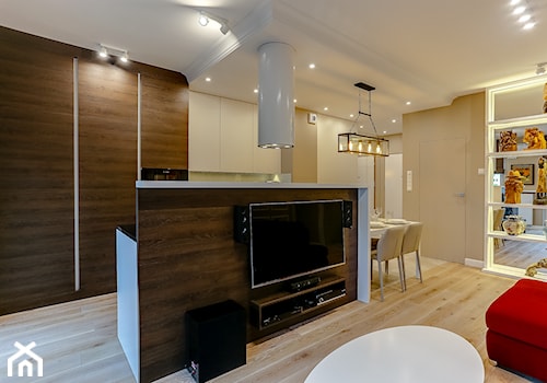 Kolorowa realizacja mieszkania. - Średni salon z kuchnią z jadalnią, styl nowoczesny - zdjęcie od MKdezere
