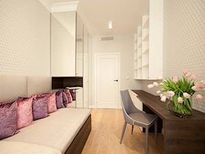 Projekt mieszkania w centrum Warszawy. - Małe w osobnym pomieszczeniu z sofą beżowe biuro, styl glamour - zdjęcie od MKdezere