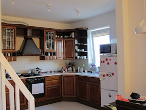 Metamorfoza mieszkania. - Średnia otwarta z salonem biała z zabudowaną lodówką kuchnia w kształcie litery l z oknem - zdjęcie od MKdezere