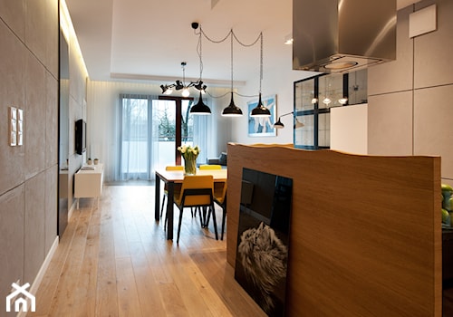 Projekt mieszkania w bloku. - Duży beżowy biały szary salon z kuchnią z jadalnią, styl nowoczesny - zdjęcie od MKdezere
