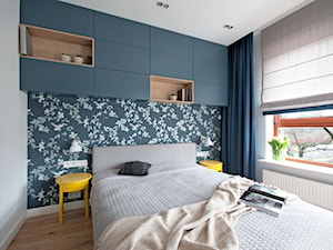 Projekt mieszkania w bloku. - Średnia niebieska szara sypialnia, styl nowoczesny - zdjęcie od MKdezere