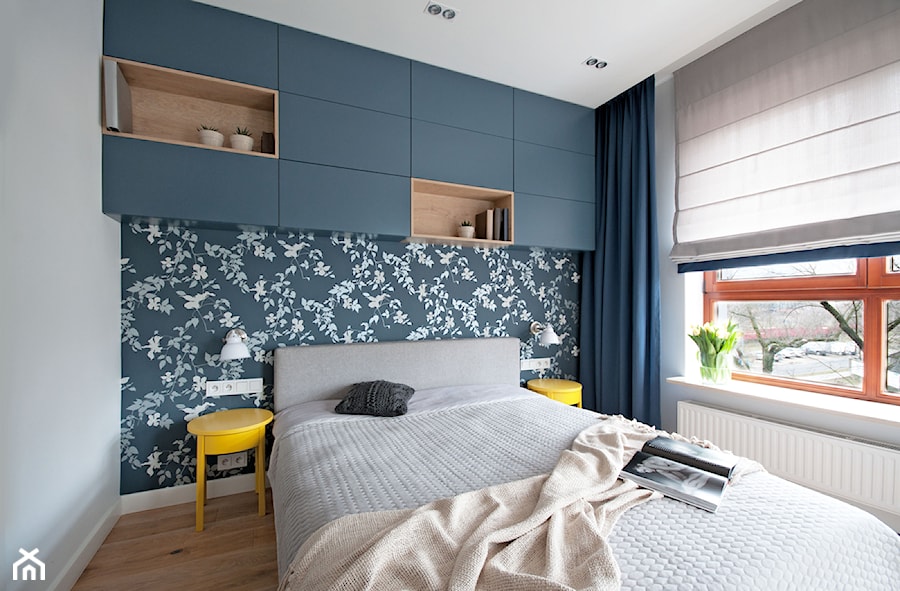 Projekt mieszkania w bloku. - Średnia niebieska szara sypialnia, styl nowoczesny - zdjęcie od MKdezere