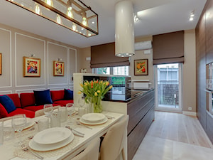 Kolorowa realizacja mieszkania. - Średnia otwarta z salonem z zabudowaną lodówką kuchnia jednorzędowa z wyspą lub półwyspem z oknem, styl nowoczesny - zdjęcie od MKdezere