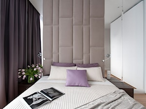 Projekt mieszkania w centrum Warszawy. - Średnia beżowa szara z panelami tapicerowanymi sypialnia, styl glamour - zdjęcie od MKdezere