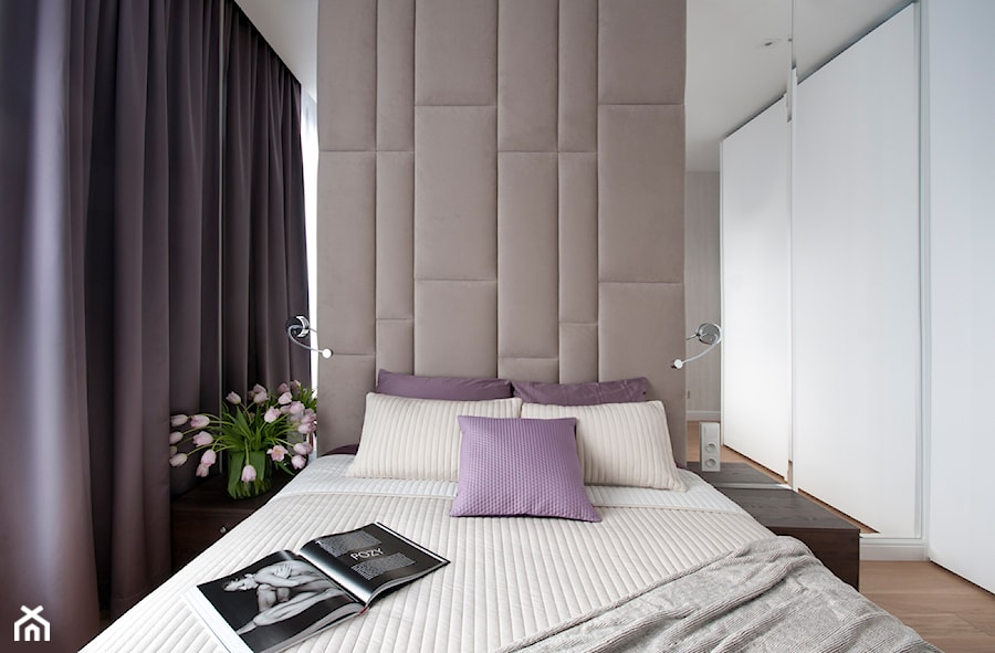 Projekt mieszkania w centrum Warszawy. - Średnia beżowa szara z panelami tapicerowanymi sypialnia, styl glamour - zdjęcie od MKdezere