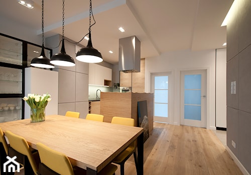 Projekt mieszkania w bloku. - Średnia szara jadalnia w kuchni, styl nowoczesny - zdjęcie od MKdezere
