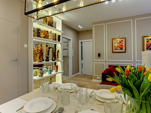 Kolorowa realizacja mieszkania. - Średni beżowy salon z jadalnią, styl nowoczesny - zdjęcie od MKdezere