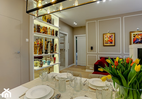 Kolorowa realizacja mieszkania. - Średni beżowy salon z jadalnią, styl nowoczesny - zdjęcie od MKdezere