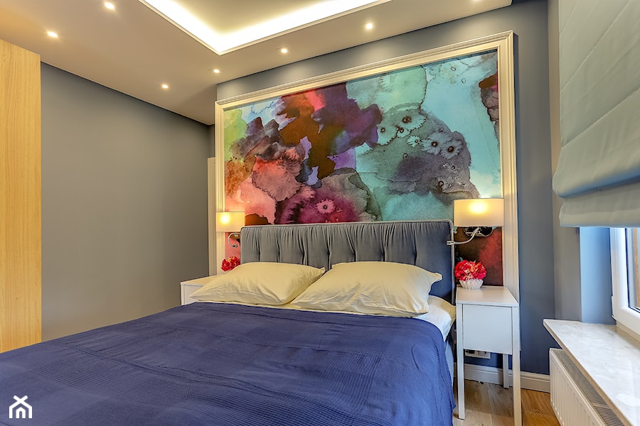 Kolorowa realizacja mieszkania. - Mała niebieska szara sypialnia, styl nowoczesny - zdjęcie od MKdezere