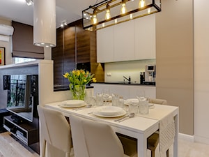Kolorowa realizacja mieszkania. - Duża otwarta z salonem z zabudowaną lodówką kuchnia jednorzędowa z wyspą lub półwyspem z oknem, styl nowoczesny - zdjęcie od MKdezere