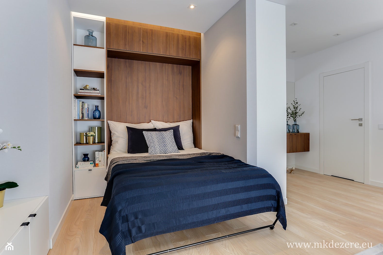Metamorfoza mieszkania - kawalerka. - Średnia biała szara sypialnia, styl nowoczesny - zdjęcie od MKdezere - Homebook