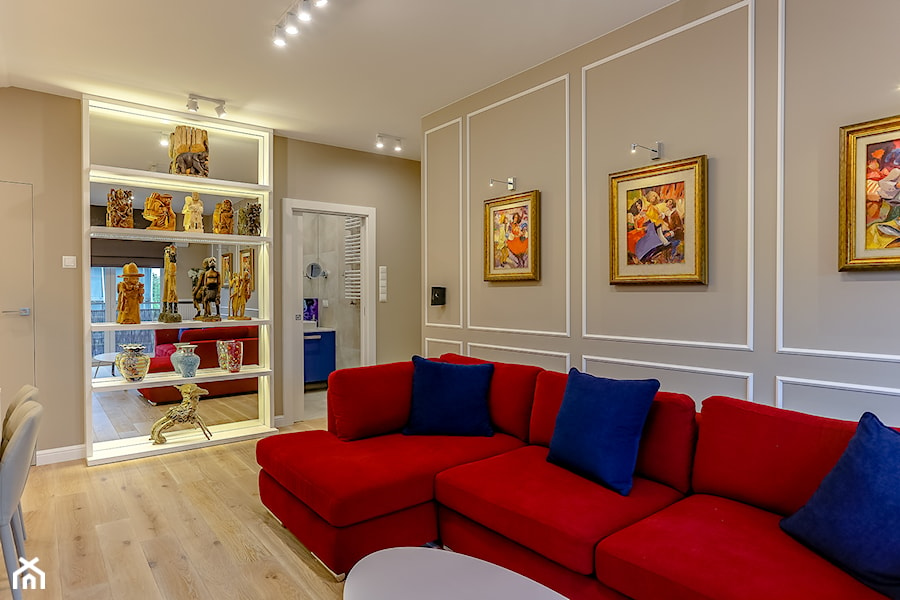 Kolorowa realizacja mieszkania. - Średni beżowy salon, styl nowoczesny - zdjęcie od MKdezere