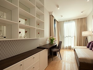 Projekt mieszkania w centrum Warszawy. - Średnie w osobnym pomieszczeniu z sofą z zabudowanym biurkiem beżowe biuro, styl glamour - zdjęcie od MKdezere
