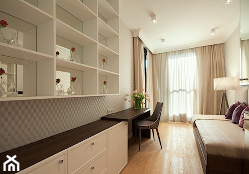 Projekt mieszkania w centrum Warszawy. - Średnie w osobnym pomieszczeniu z sofą z zabudowanym biurkiem beżowe biuro, styl glamour - zdjęcie od MKdezere