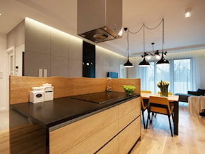 Projekt mieszkania w bloku. - Średnia otwarta z zabudowaną lodówką kuchnia z wyspą lub półwyspem, styl nowoczesny - zdjęcie od MKdezere