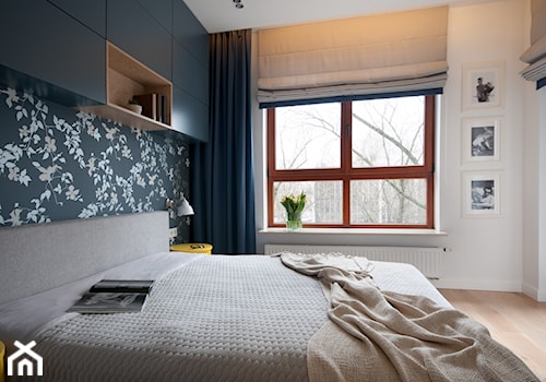 Projekt mieszkania w bloku. - Średnia biała niebieska sypialnia, styl nowoczesny - zdjęcie od MKdezere