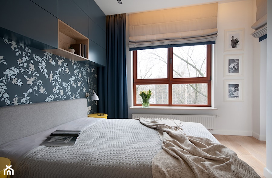 Projekt mieszkania w bloku. - Średnia biała niebieska sypialnia, styl nowoczesny - zdjęcie od MKdezere
