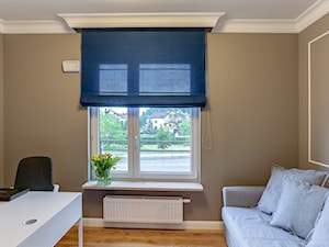 Kolorowa realizacja mieszkania. - Średnie w osobnym pomieszczeniu z sofą beżowe biuro, styl nowoczesny - zdjęcie od MKdezere
