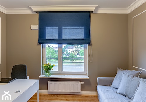 Kolorowa realizacja mieszkania. - Średnie w osobnym pomieszczeniu z sofą beżowe biuro, styl nowoczesny - zdjęcie od MKdezere
