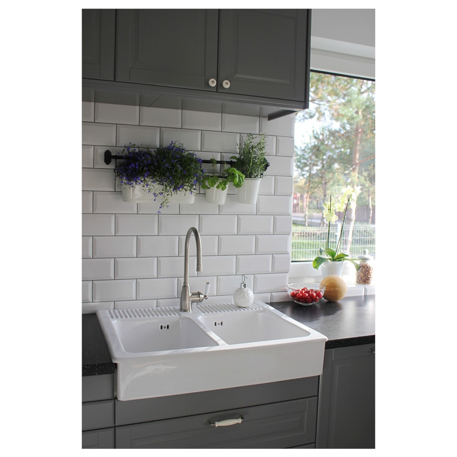 Kuchnia 1900 Vives - Z kamiennym blatem biała z nablatowym zlewozmywakiem kuchnia z oknem, styl rustykalny - zdjęcie od modnydom24