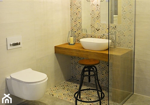 MANUFAKTURA / Brenta Multicolor - Mała bez okna z lustrem łazienka, styl industrialny - zdjęcie od modnydom24