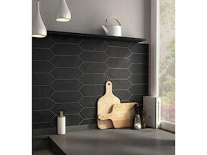 WNĘTRZA Z KITE BLACK PRODUCENTA EQUIPE - Średnia czarna szara z podblatowym zlewozmywakiem kuchnia w kształcie litery l z oknem z kompozytem na ścianie nad blatem kuchennym, styl nowoczesny - zdjęcie od modnydom24