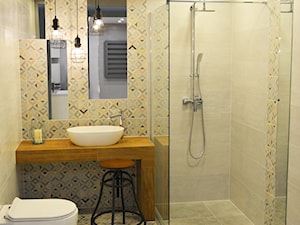 MANUFAKTURA / Brenta Multicolor - Średnia bez okna z lustrem z punktowym oświetleniem łazienka, styl industrialny - zdjęcie od modnydom24