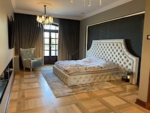 Dom pod Koninem - Duża beżowa szara sypialnia z balkonem / tarasem, styl tradycyjny - zdjęcie od Fabryka Wnętrz