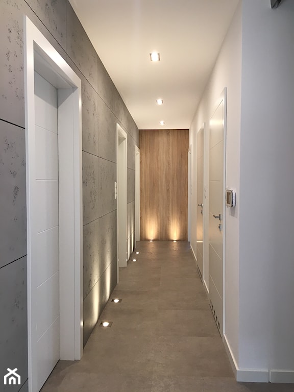 długi, wąski korytarz ze ścianami z betonu
