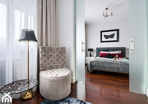 Apartament Dody - Średnia biała sypialnia, styl glamour - zdjęcie od Pogotowie Wnętrzarskie