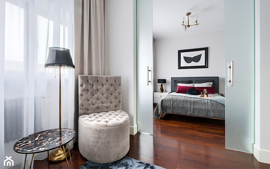 Apartament Dody - Średnia biała sypialnia, styl glamour - zdjęcie od Pogotowie Wnętrzarskie