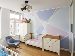 Dom w Holandii - Średni biały różowy niebieski pokój dziecka dla niemowlaka dla chłopca dla dziewczynki dla rodzeństwa, styl skandynawski - zdjęcie od Pogotowie Wnętrzarskie
