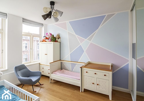 Dom w Holandii - Średni biały różowy niebieski pokój dziecka dla niemowlaka dla chłopca dla dziewczynki dla rodzeństwa, styl skandynawski - zdjęcie od Pogotowie Wnętrzarskie