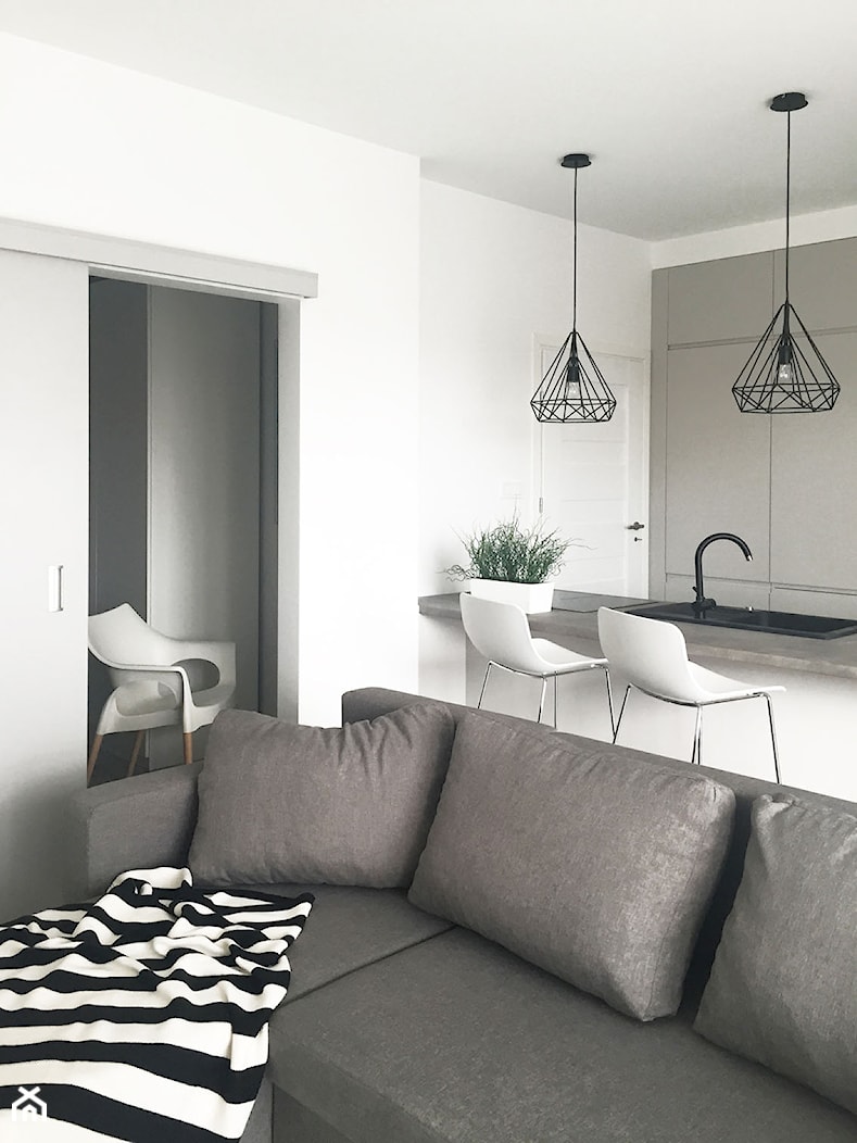 Kielce - mieszkania na wynajem - Średni biały salon z kuchnią z barkiem, styl minimalistyczny - zdjęcie od Pogotowie Wnętrzarskie - Homebook