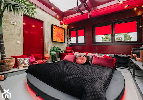Apartament Dody 2 - Średnia czerwona szara sypialnia, styl nowoczesny - zdjęcie od Pogotowie Wnętrzarskie
